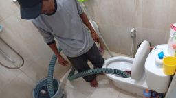 Pekerjaan sedot WC